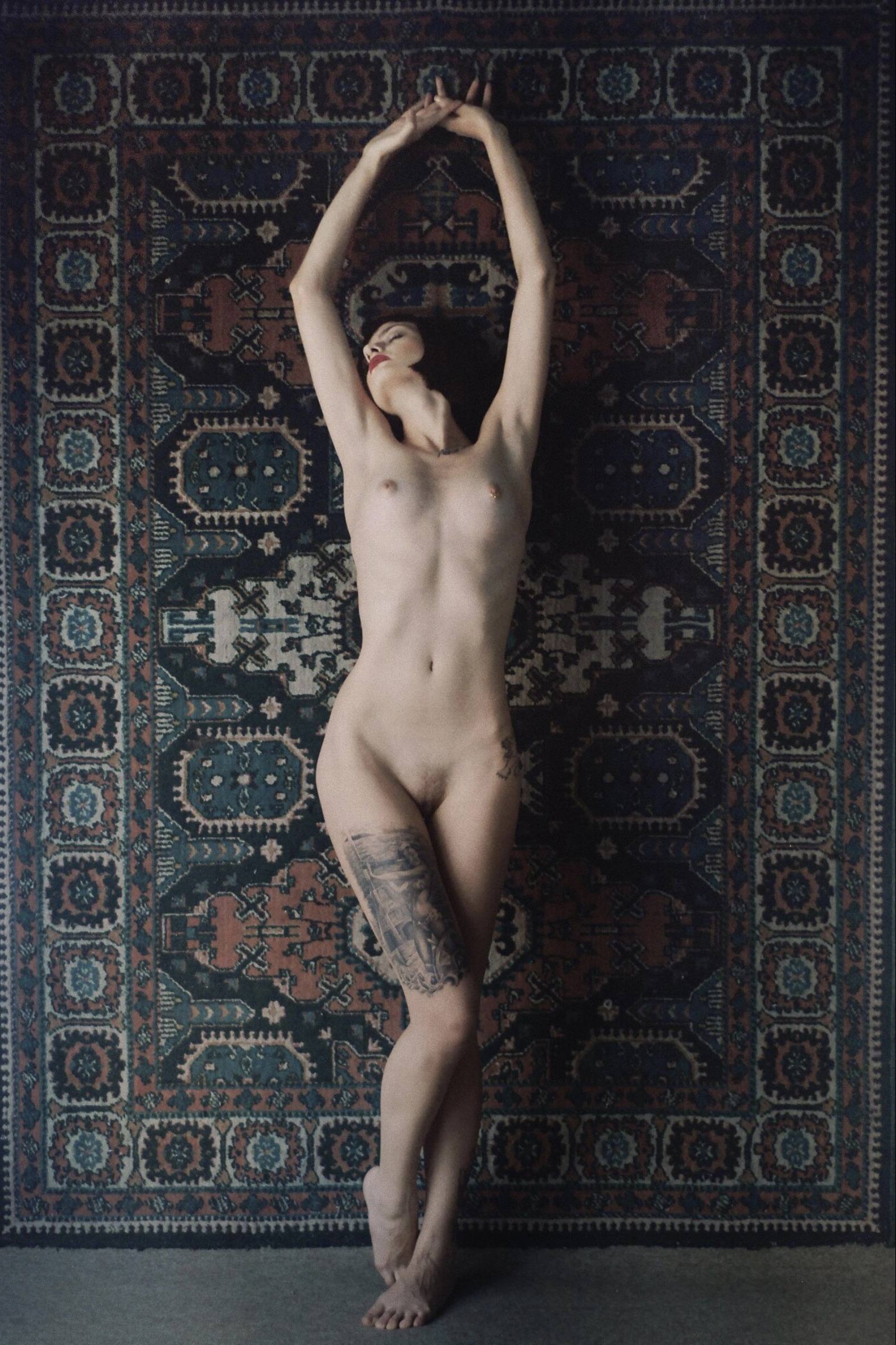 1574x2360, 419 Kb / голая, ковёр, тату