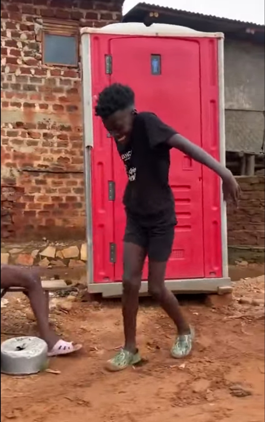 1080x1721, 344 Kb / Негр, лунная походка, туалет