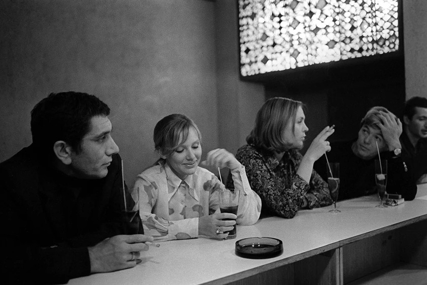 850x567, 113 Kb / ч/б, Армен Джигарханян, Людмила Савельева, Александр Збруев, кафе, СССР, сигарета, часы, бокал