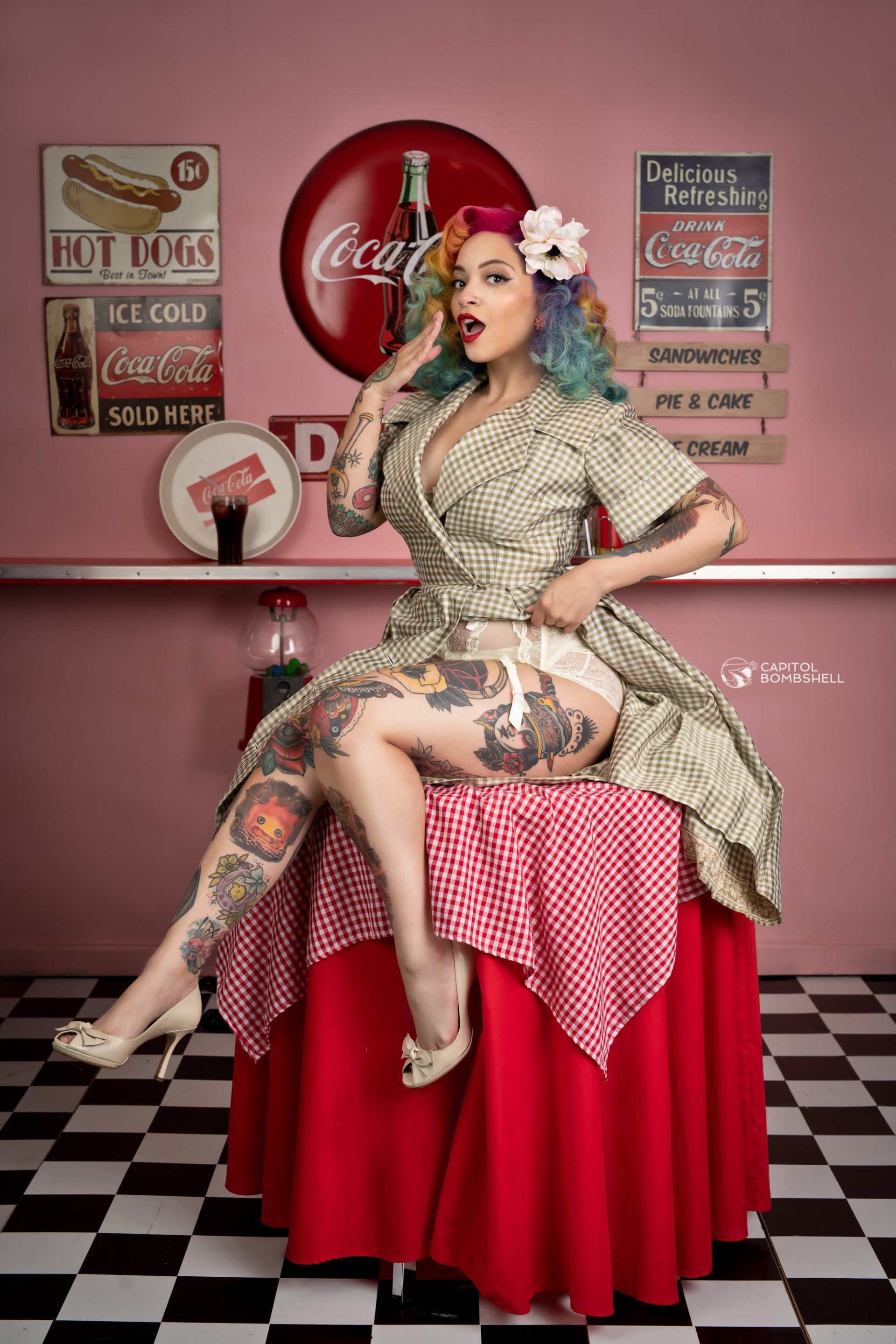 1920x2880, 605 Kb / столик, скатерть, нога, тату, бант, вывески, бар, стакан, Lua Stardust