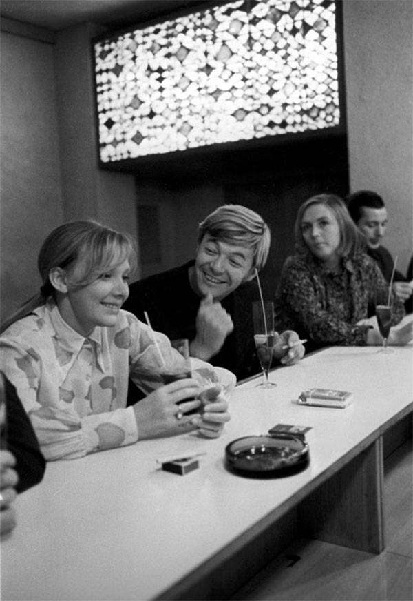 600x872, 99 Kb / ч/б, Людмила Савельева, Александр Збруев, кафе, СССР, сигарета, часы, бокал, Софья Павлова, витраж