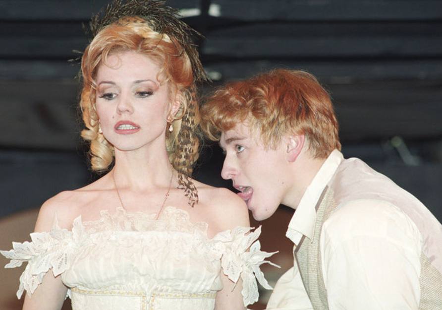 892x625, 53 Kb / Марина Зудина, Сергей Безруков, спектакль, язык, лижет