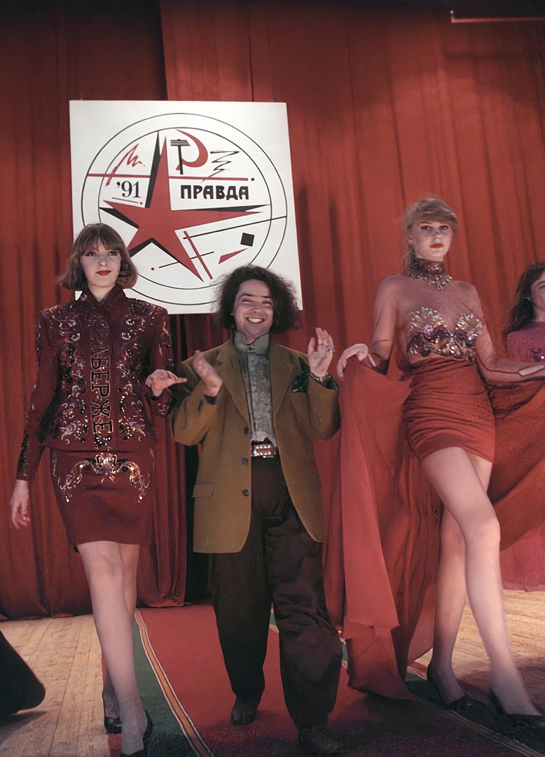 778x1080, 265 Kb / Юдашкин, мода, показ, маникенщица, звезда, красный, платье, юбка, пиджак