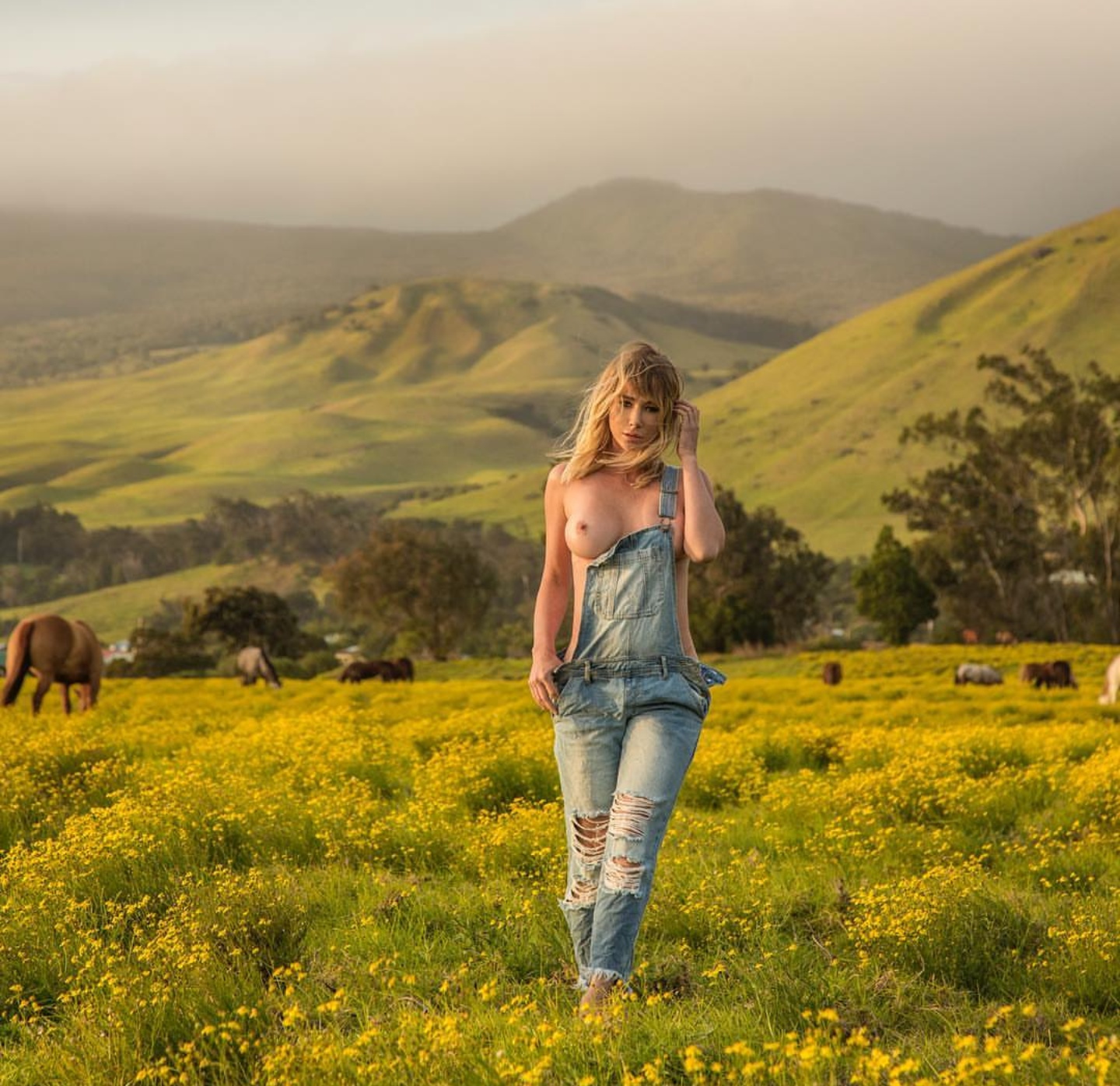 1440x1396, 500 Kb / сиська, комбинезон, горы, кони, цветы, , Сара Джин Андервуд, Sara Jean Underwood