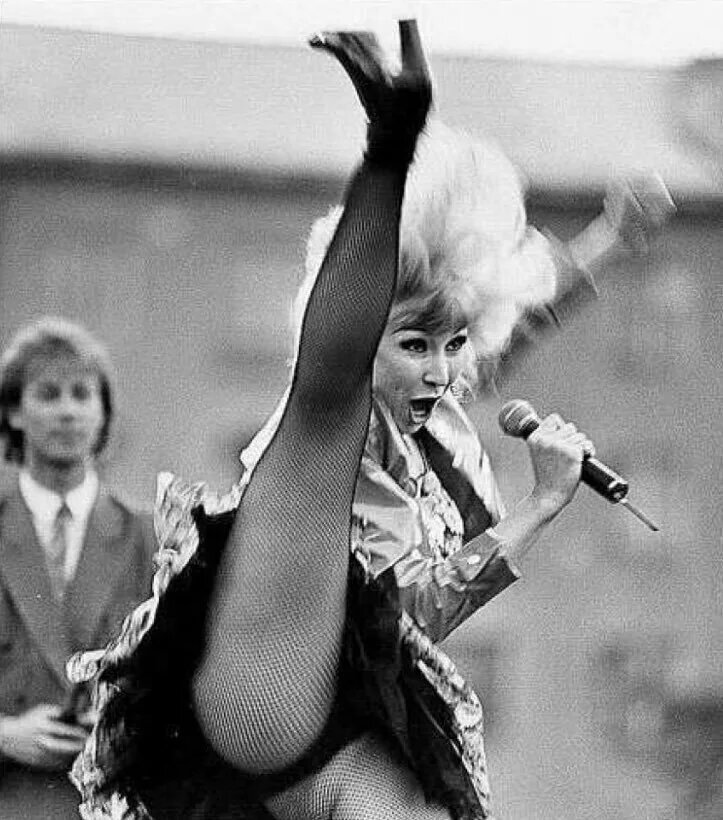 723x820, 113 Kb / Маша Распутина, микрофон, колготки, юбка, ч/б