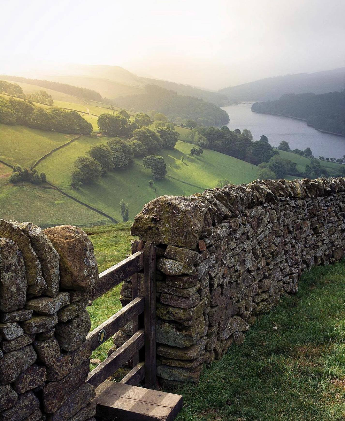 1426x1738, 387 Kb / пейзаж, река, холмы, калитка, забор, камни, луга, трава, доска, derwent edge, peak district, UK, Англия, Великобритания