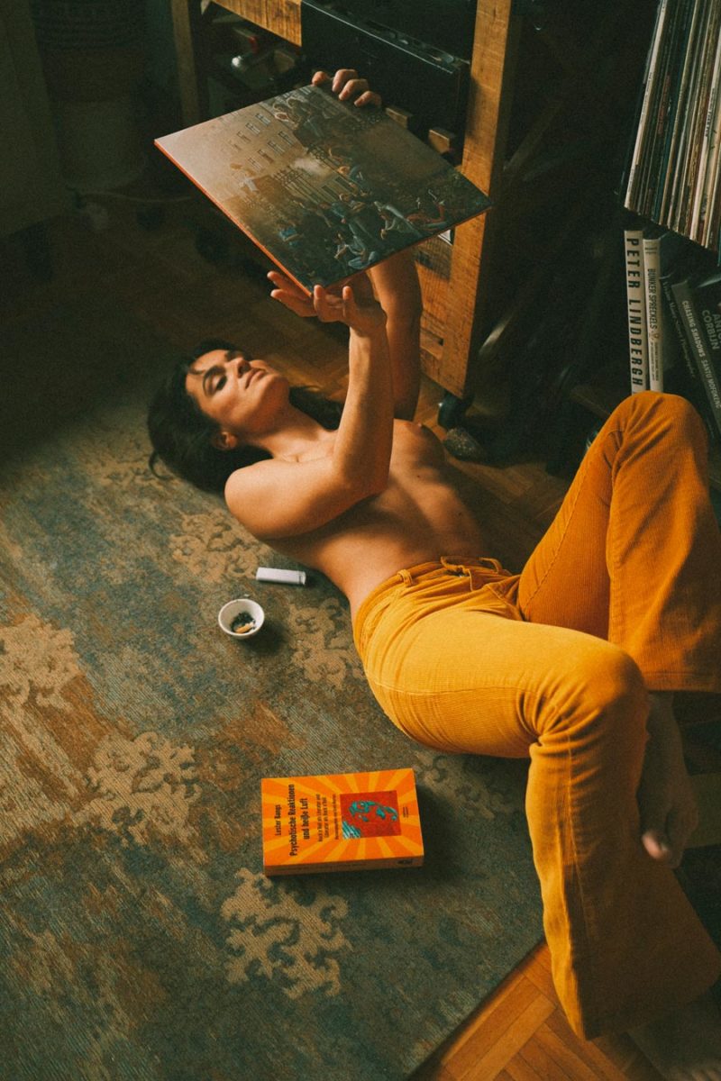 800x1200, 175 Kb / штаны, вельвет, пластинка, книга, топлесс, зажигалка, пепельница, сигарета, ковер, паркет