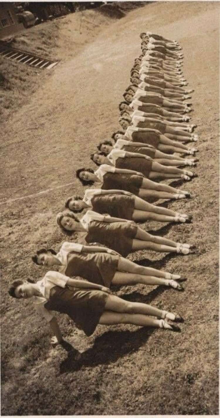 750x1423, 119 Kb / ч/б, женщины, ретро, шеренга