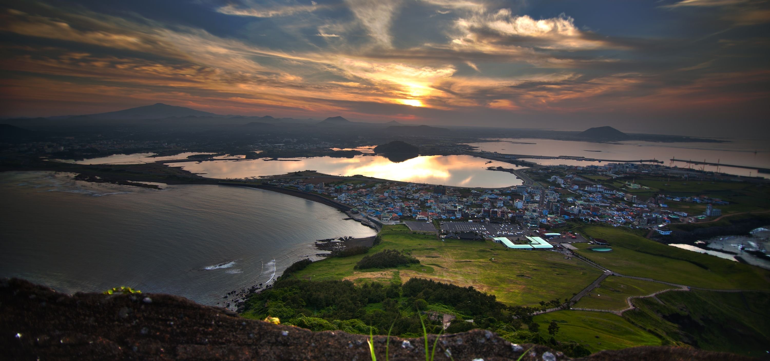 3000x1408, 594 Kb / Корея, Чеджу, Jeju, остров, природа, закат, горы, озёра