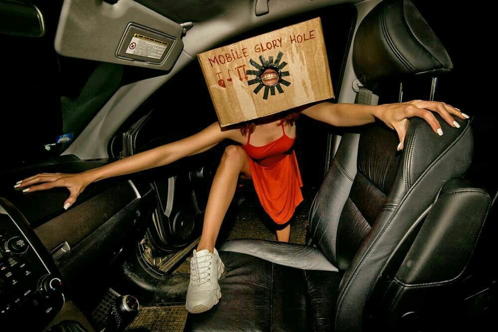 1000x667, 112 Kb / ночь, кросовок, салон, машина, коробка, красное, mobile glory hole