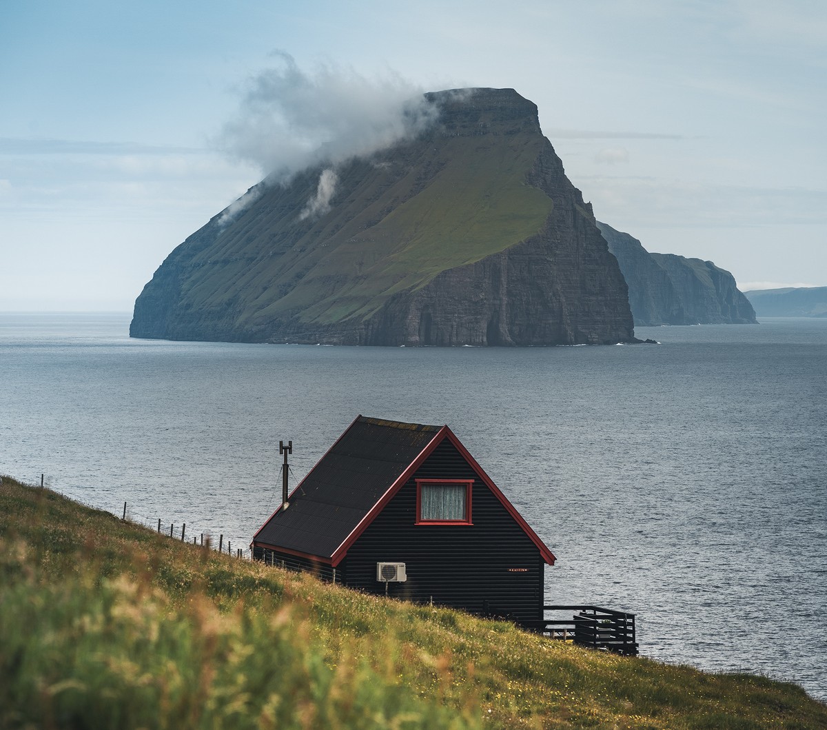 1200x1059, 326 Kb / Faroe Islands, Фарерские острова, дом, гора, кондиционер, горы, скалы, море, океан, облака