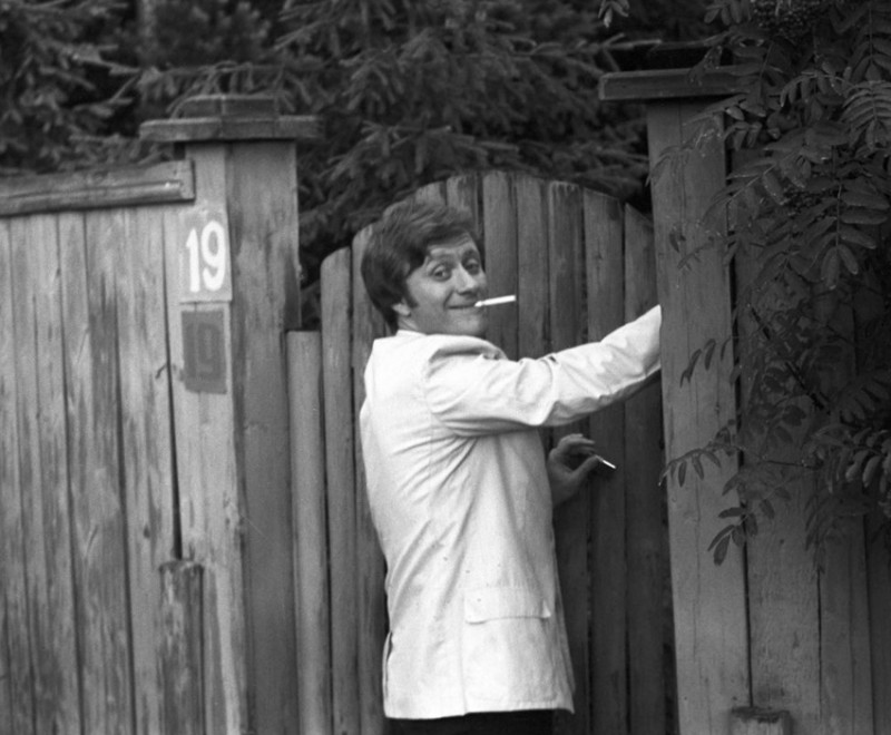 800x660, 105 Kb / Андрей Миронов, сигарета, калитка, забор, пиджак, ч/б