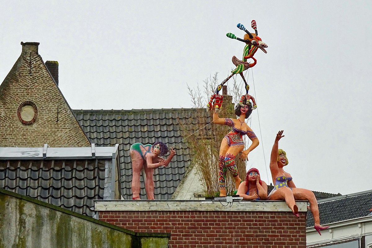 1200x800, 238 Kb / крыша, здание, кирпич, куклы, женщины