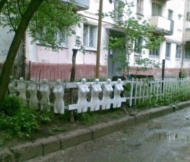 636x541, 74 Kb / забор, манекен, дерево, дом