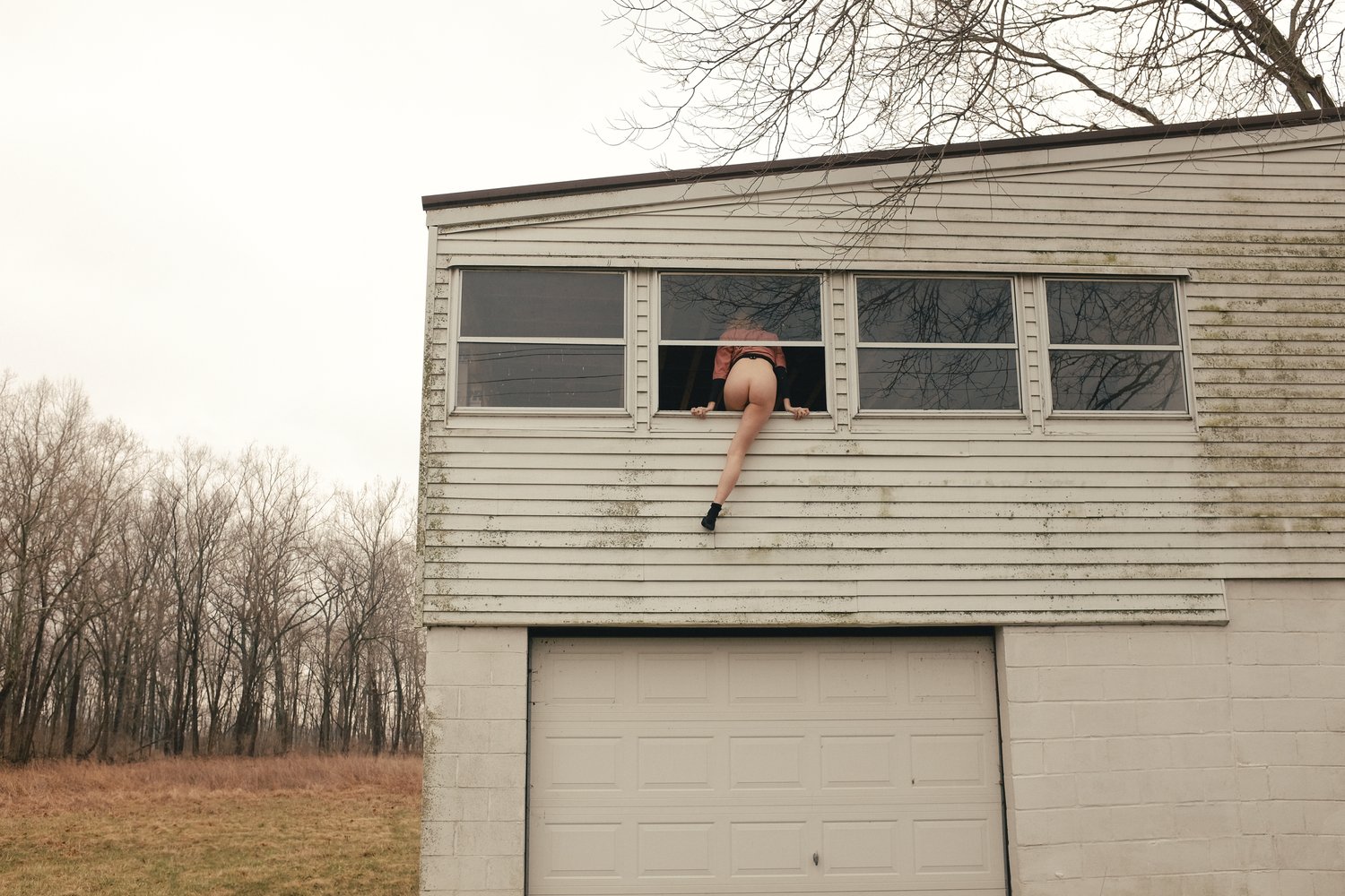 1500x1000, 337 Kb / попа, нога, окно, дом, гараж, ворота, деревья