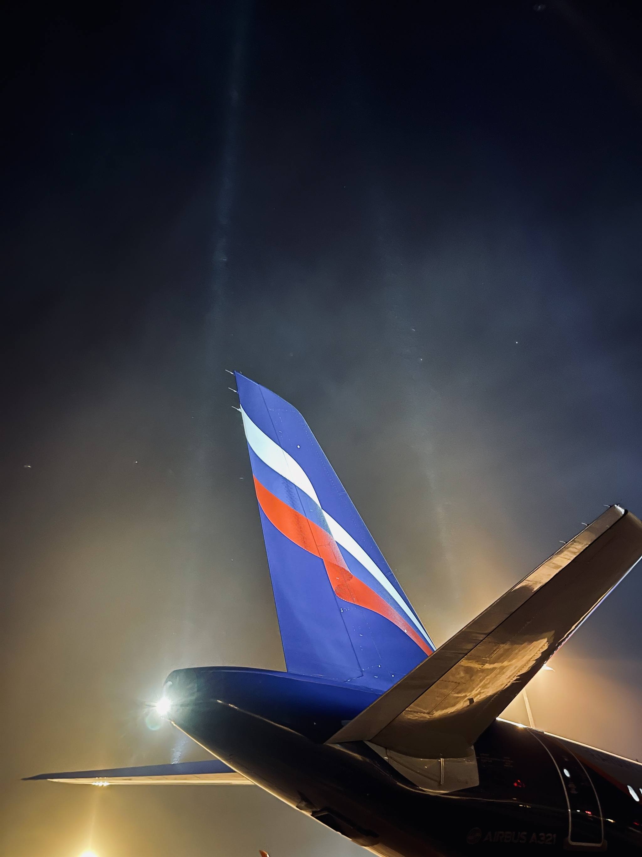 2048x2731, 229 Kb / самолёт, хвост, ночь, аэродром, свет