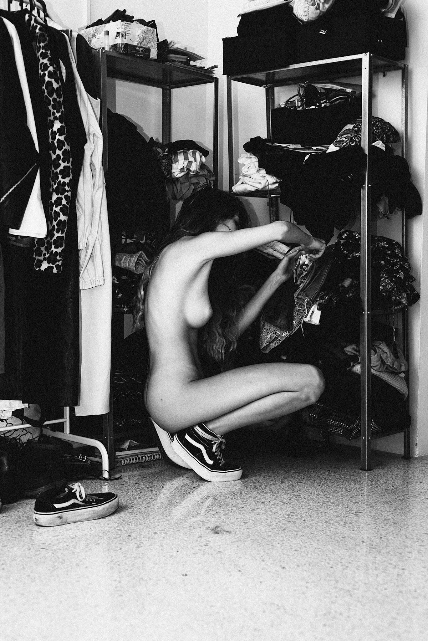 1368x2048, 555 Kb / кеды, полки, стеллаж, вешалка, одежда, джинсы, гардероб, ч/б