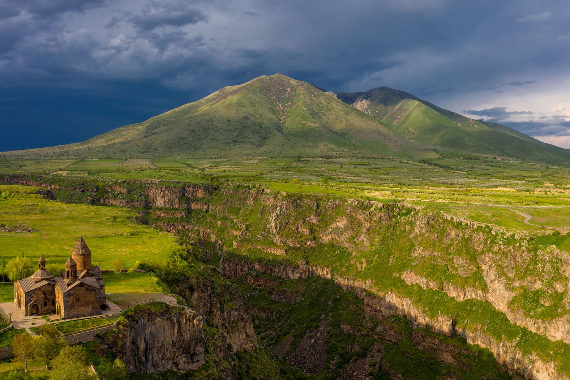 1843x1229, 563 Kb / Армения, монастырь, горы, Сагмосаванк