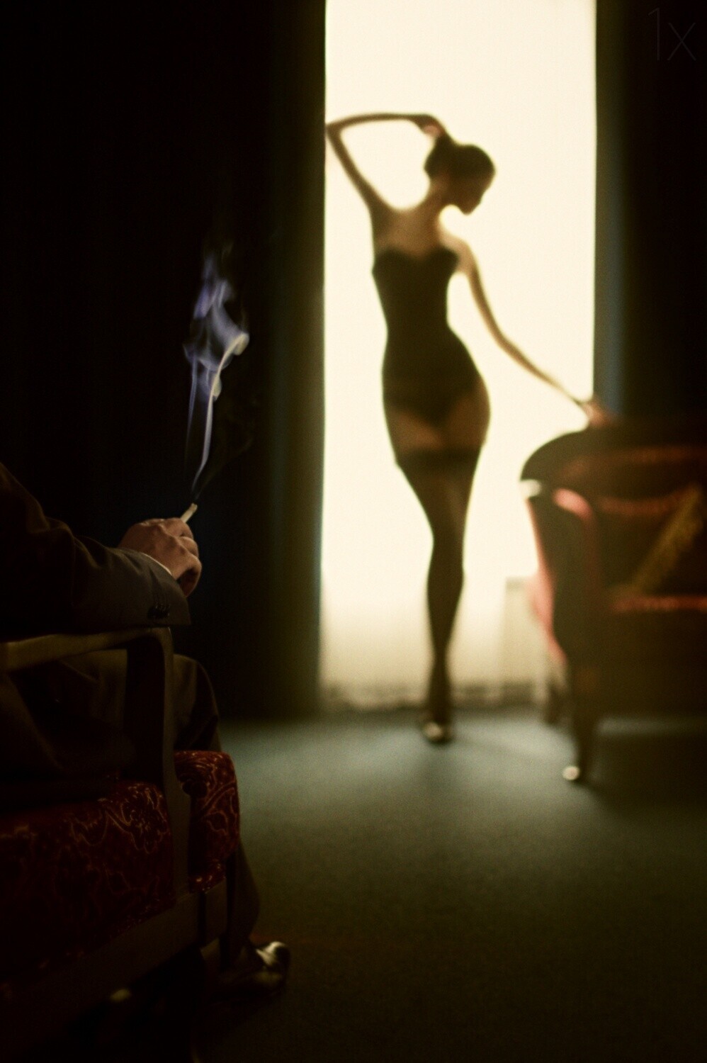 998x1500, 165 Kb / сигарета, дым, рука, силуэт, чулки