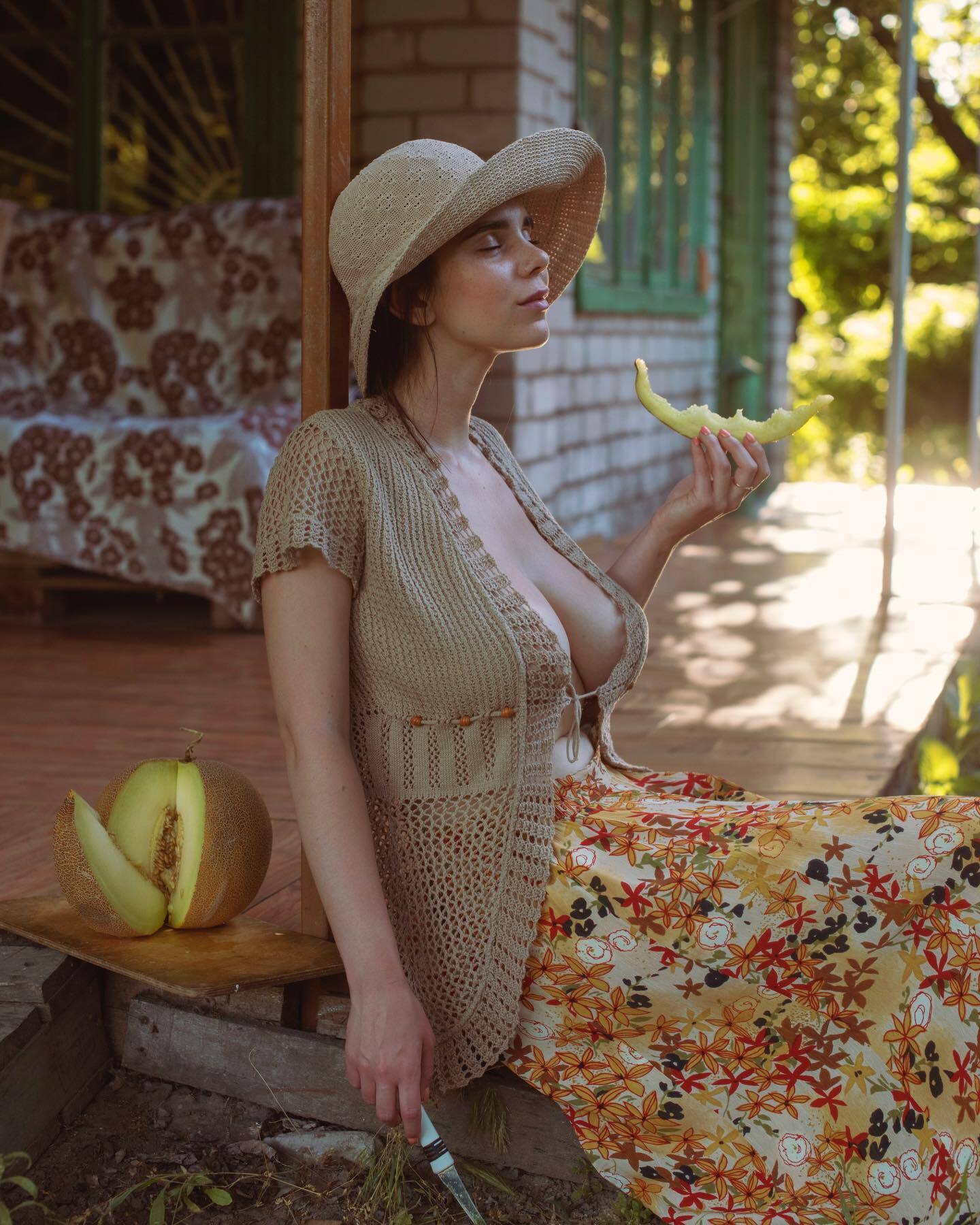 1440x1800, 310 Kb / девушка, шляпка, шляпа, дыня, нож, дом, диван, Давид Дубницкий, David Dubnitskiy, анастасия дуркот