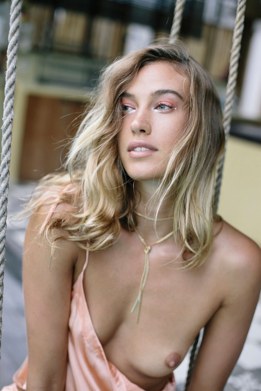 1000x1500, 201 Kb / блондинка, цепочка, качели, верёвка, пеньюар, сорочка, Meg Lindsay