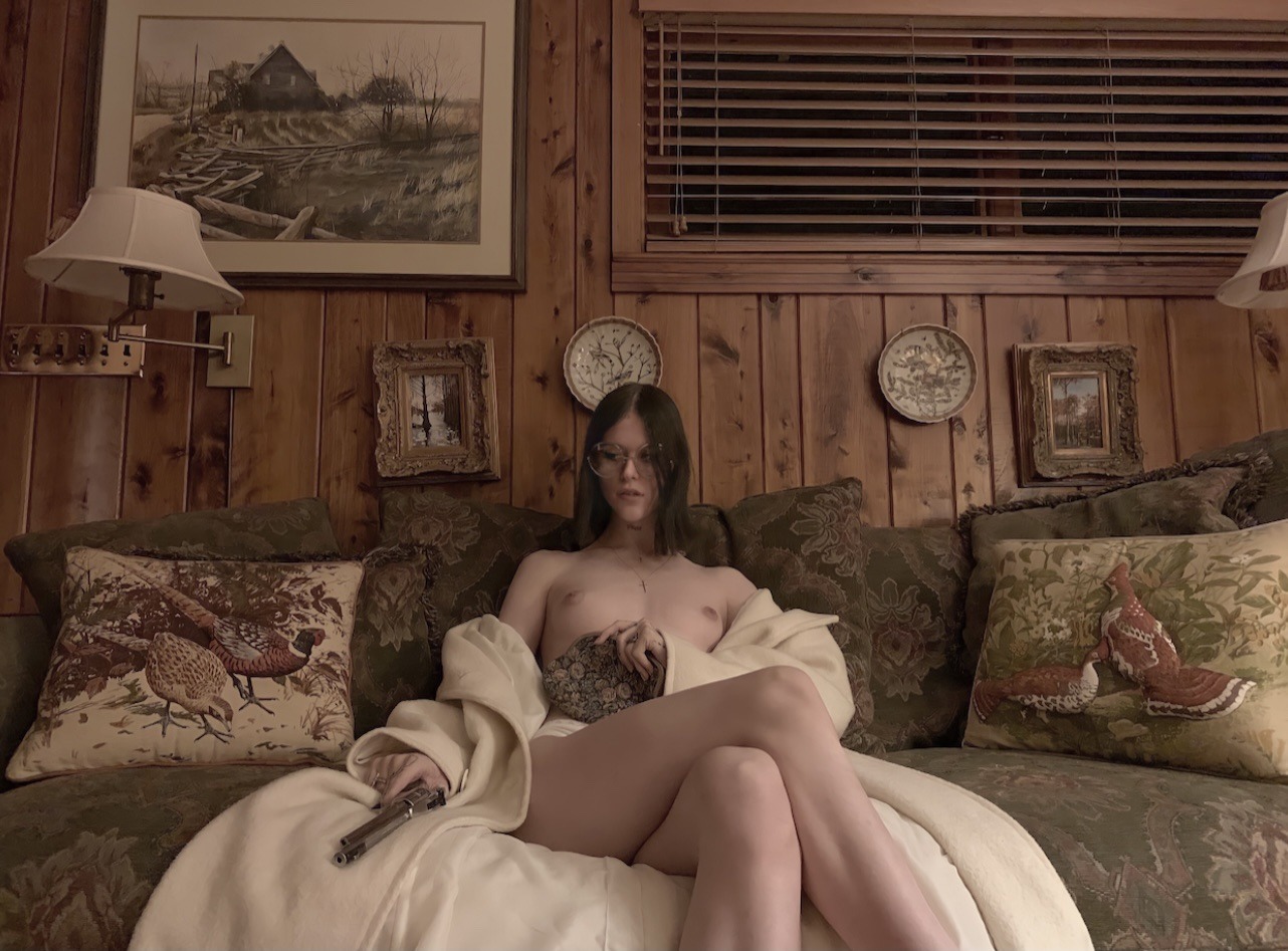 1282x947, 292 Kb / сиськи, халат, пистолет, очки, диван, подушки, лампа, картина, блюдца