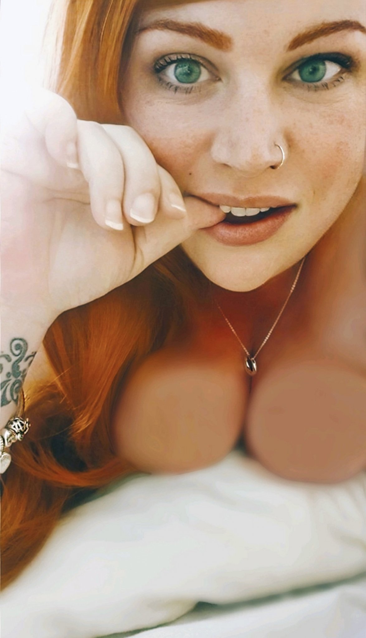 1175x2048, 184 Kb / рыжая, пирсинг, тату, кулон