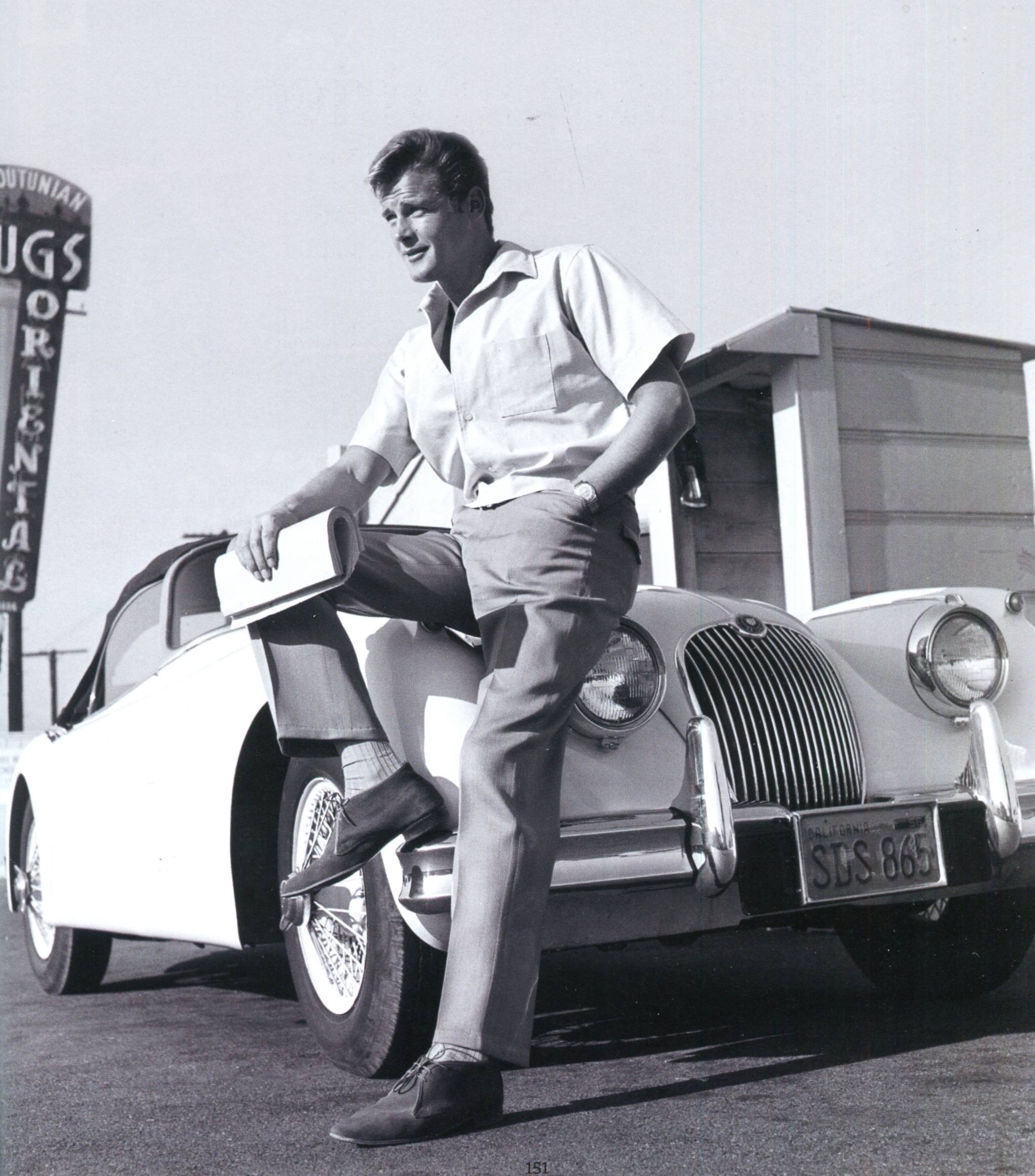 2048x2326, 444 Kb / автомобиль, классика, ретро, ч/б, Роджер Мур, Jaguar