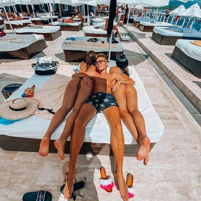 640x640, 95 Kb / курорт, парень, очки, девчонки, кровать, зонты, сланцы, Artem Fedotov