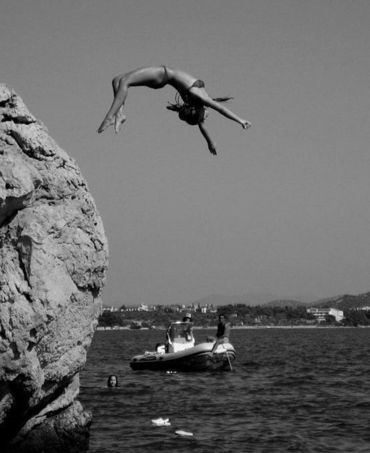 1242x1517, 147 Kb / ч/б, женщины, мужчины, лодка, прыжок, в воздухе, вода, камень, скалы