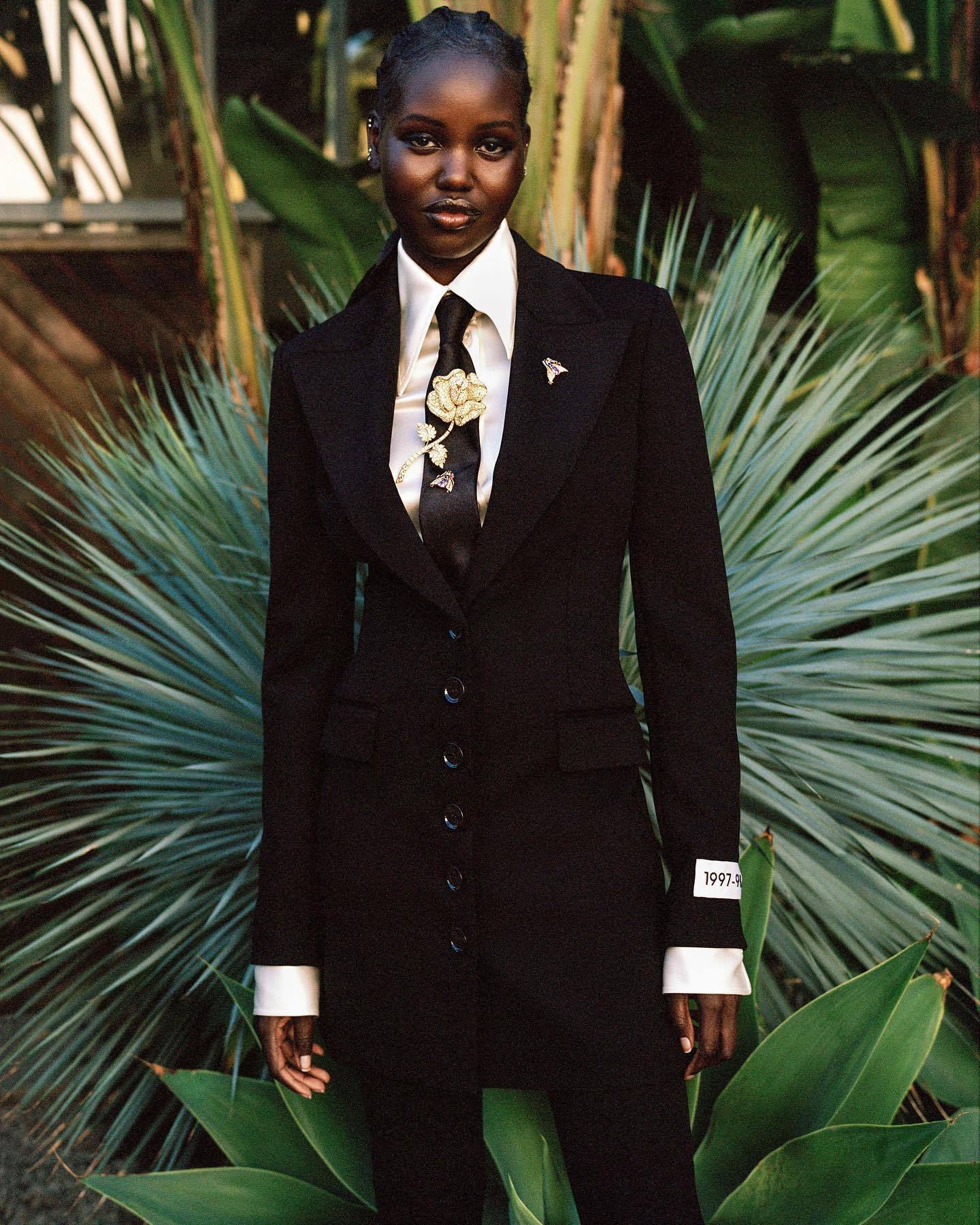 1440x1800, 458 Kb / Adut Akech, негр, галстук, брошка, пиджак, рубаха, рубашка