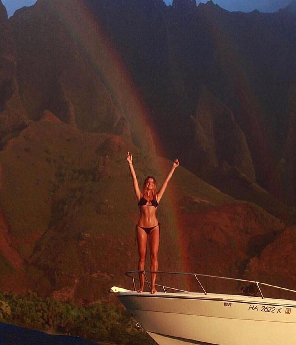 1020x1189, 104 Kb / женщина, купальник, яхта, лодка, горы, скалы, радуга, воды