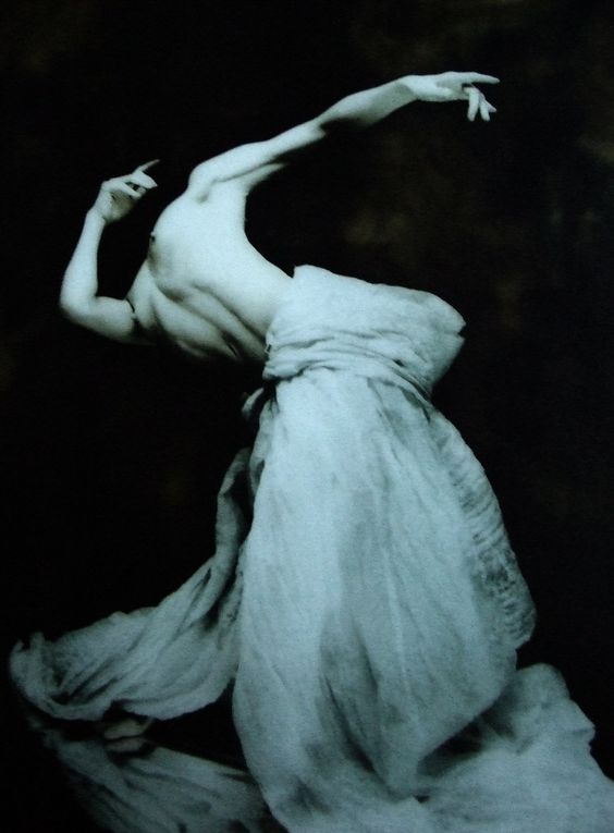 564x765, 40 Kb / ч/б, женщина, без головы, юбка, движение