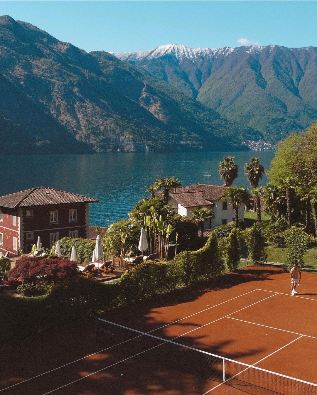 1080x1346, 305 Kb / горы, озеро, корт, теннис большой, пейзаж, зонт, шезлонг