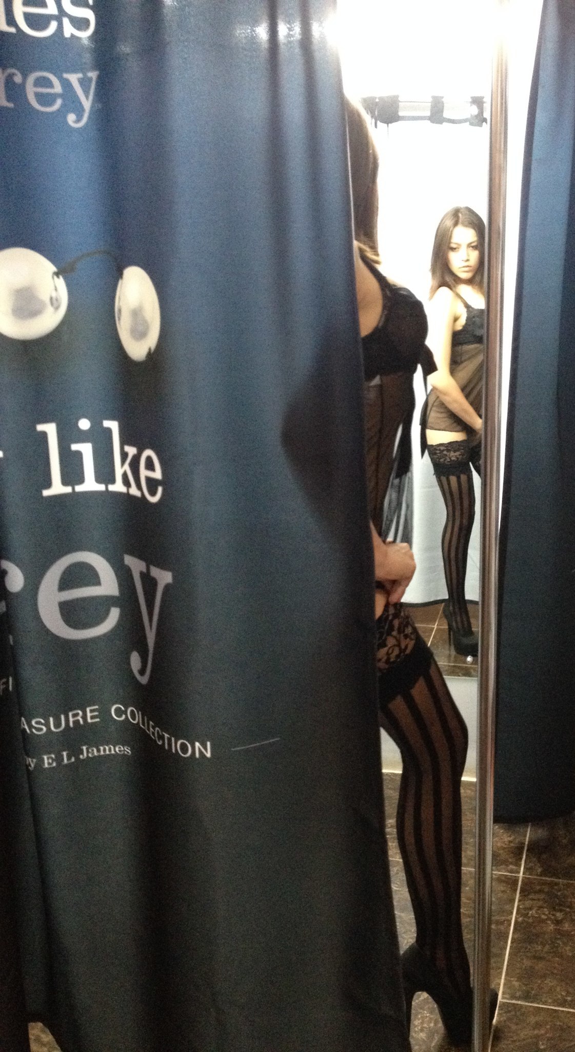 1121x2048, 433 Kb / примерочная, чулки, топ, прозрачное, 50 оттенков