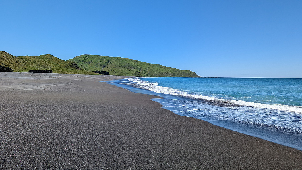 1052x591, 222 Kb / пляж, море, волна, пена, горы, холмы