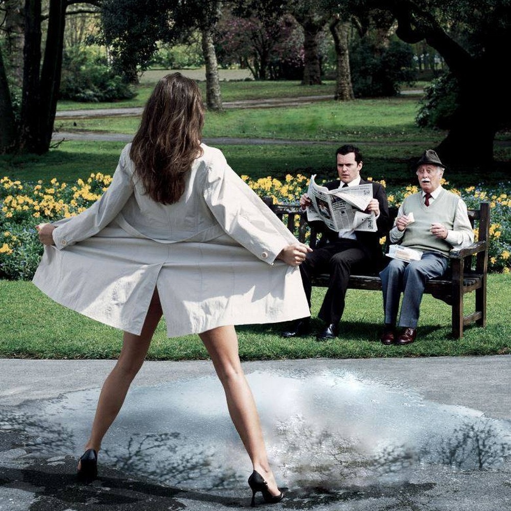 1000x1000, 385 Kb / шатенка, плащ, ноги, лавочка, скамейка, туфли, клумба, газета, эксгибиционист