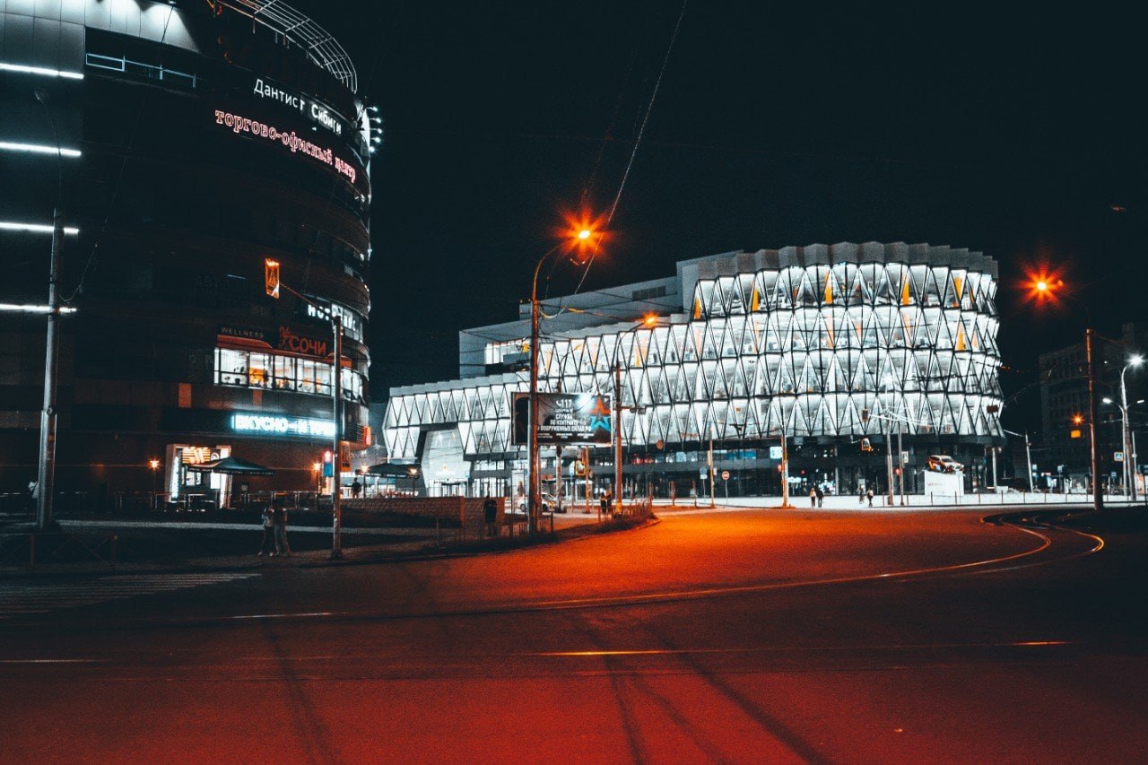 1280x853, 190 Kb / Новосибирск, город, торговый центр, Площадь Маркса, вечер, ночь, огни, дорога, архитектура