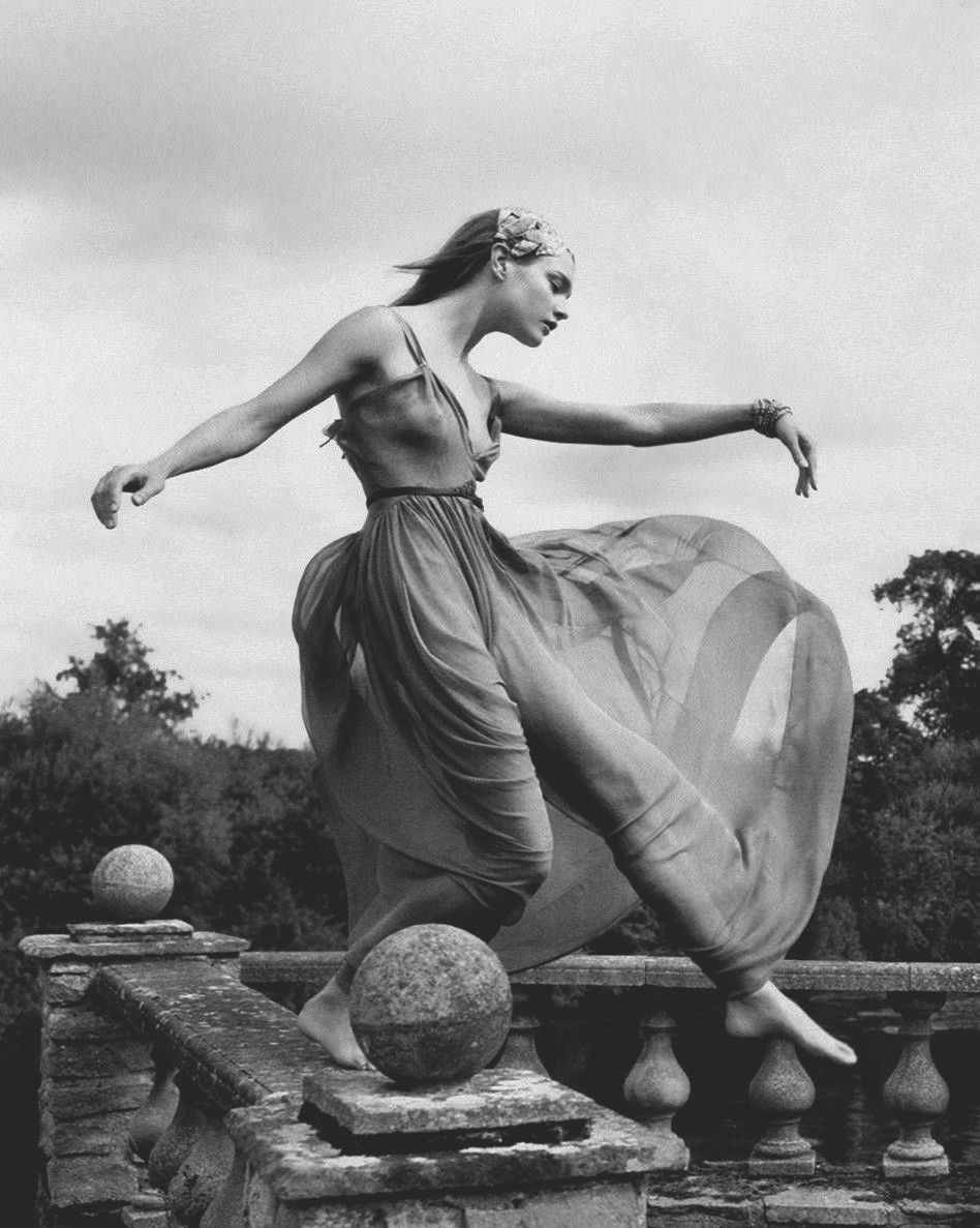 948x1187, 141 Kb / женщина, платье, прозрачное, перила, ч/б, наталья водянова