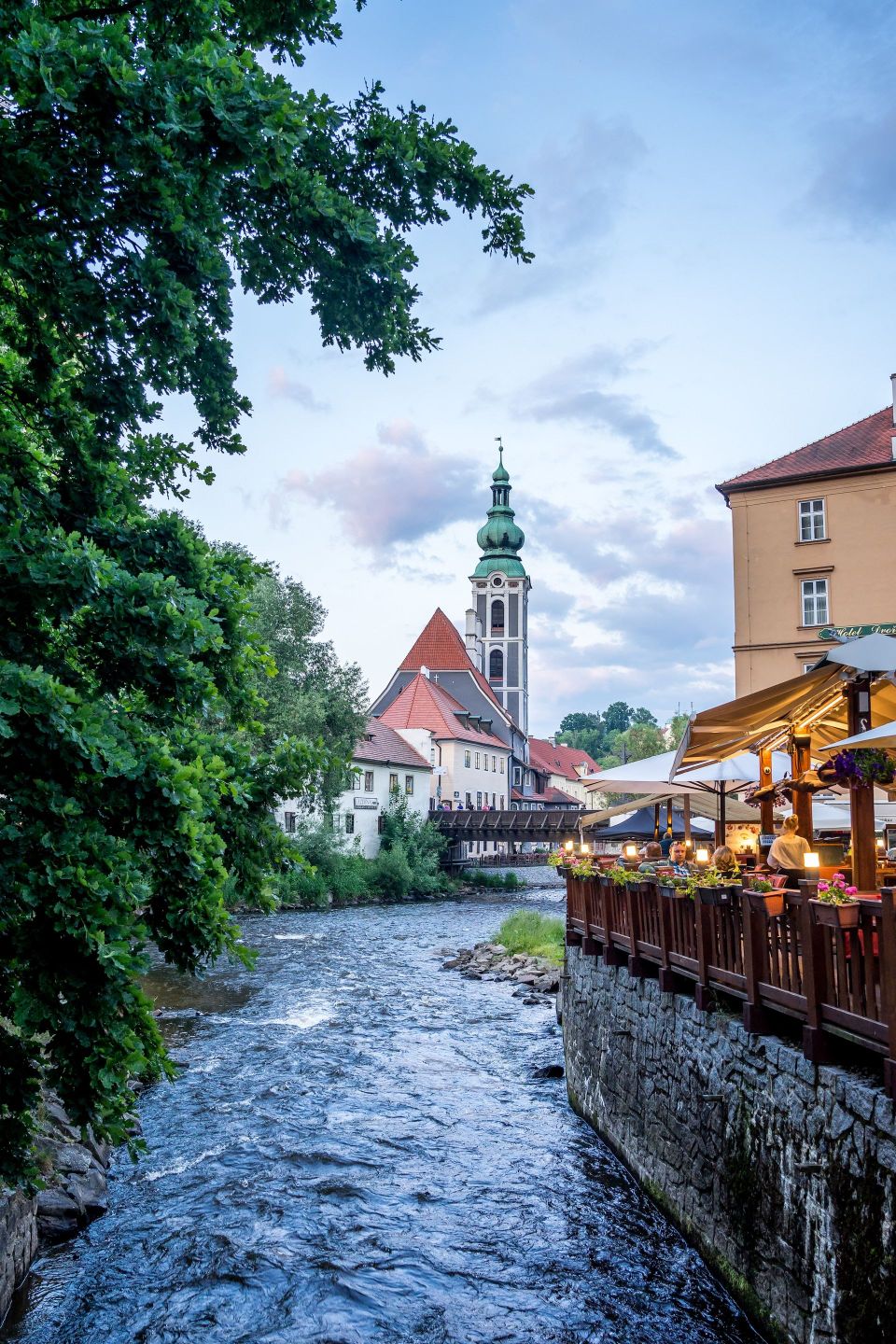 960x1440, 367 Kb / Река, мост, Чехия, ресторан, кафе, башня