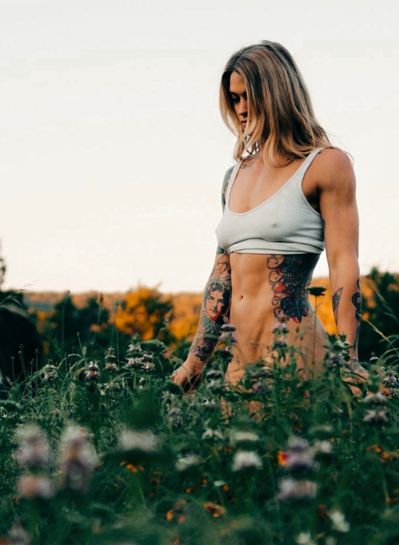 1284x1754, 301 Kb / Тату, без трусов, поле, трава, цветы, спорт, фитнес, рельеф