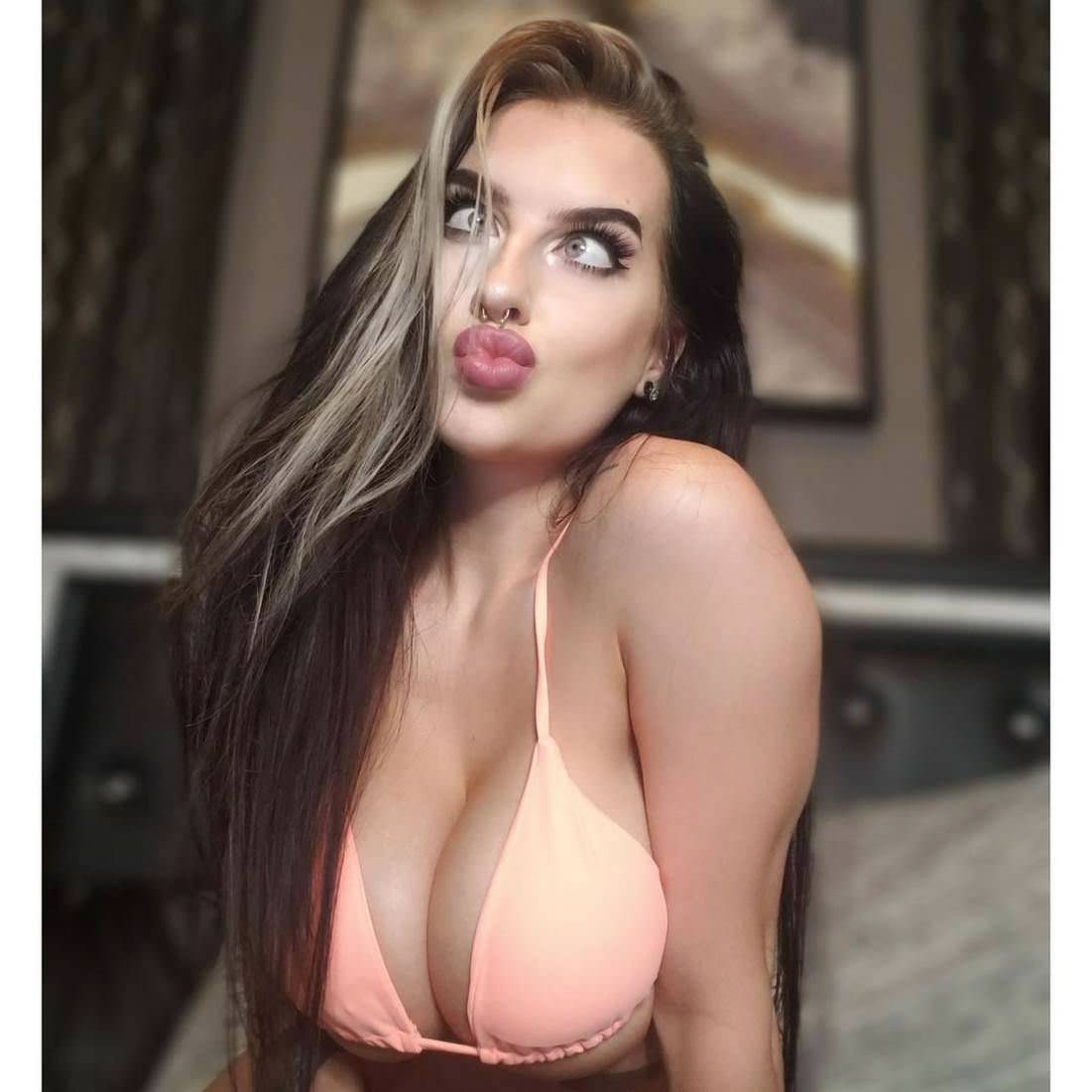 1101x1101, 64 Kb / глаза, гримаса, косоглазие, губы, крашеная, пирсинг, Cubbi Thompson