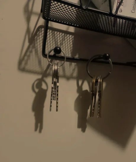 460x549, 27 Kb / тень, ключи, вешалка, крючок