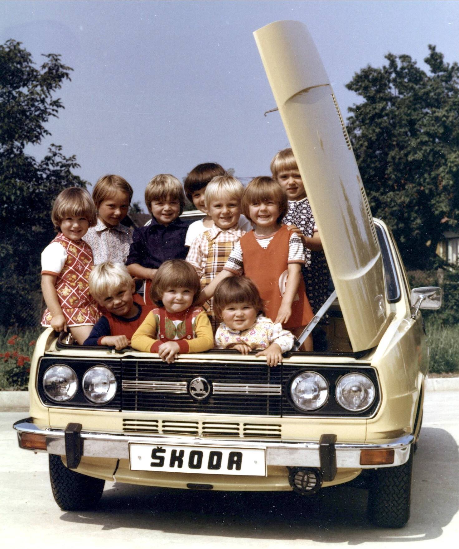 1472x1762, 323 Kb / автомобиль, классика, ретро, Skoda, дети, багажник