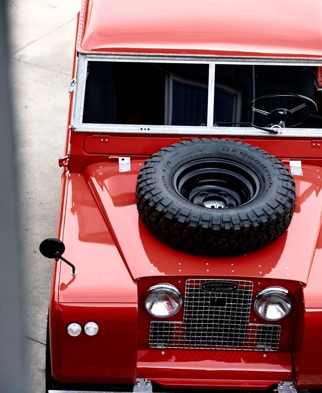 1080x1317, 168 Kb / автомобиль, классика, ретро, красный, запаса, land rover defender