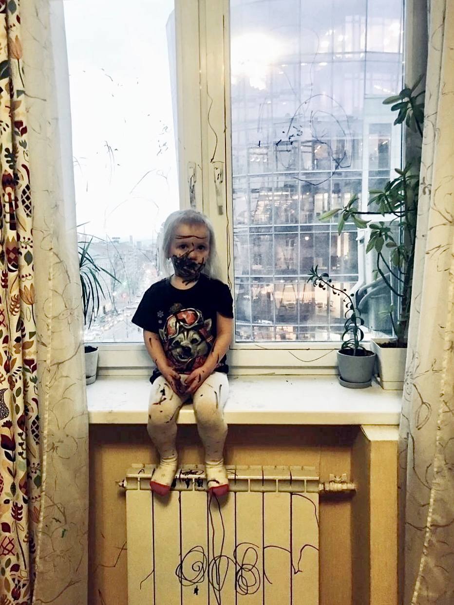 932x1243, 156 Kb / ребёнок, батарея, окно