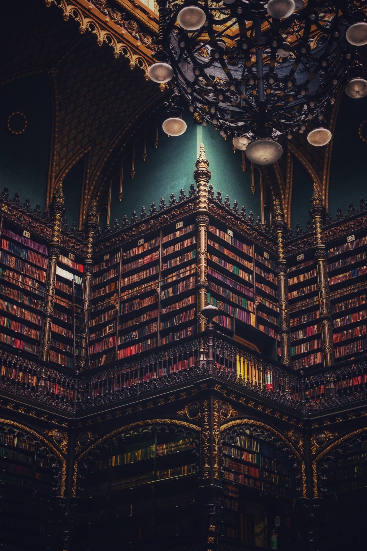 1280x1919, 592 Kb / библиотека, книги, люстра