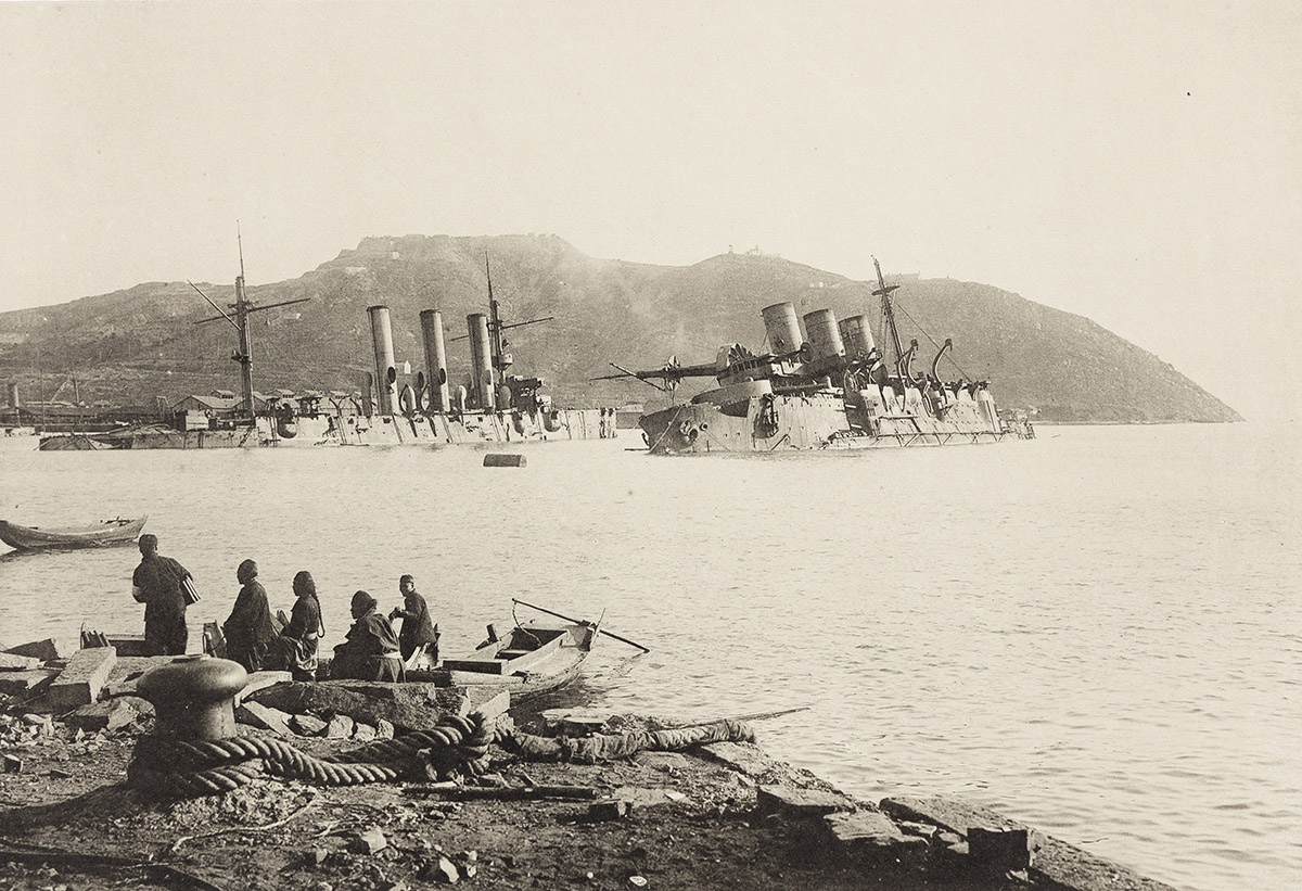 1200x821, 433 Kb / ч/б, крейсер, линкор, война, гавань, Порт-Артур, Российская империя