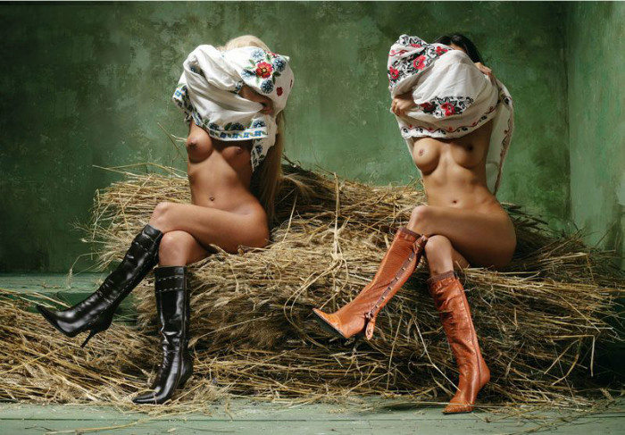 700x487, 280 Kb / сено, сапоги, украинки