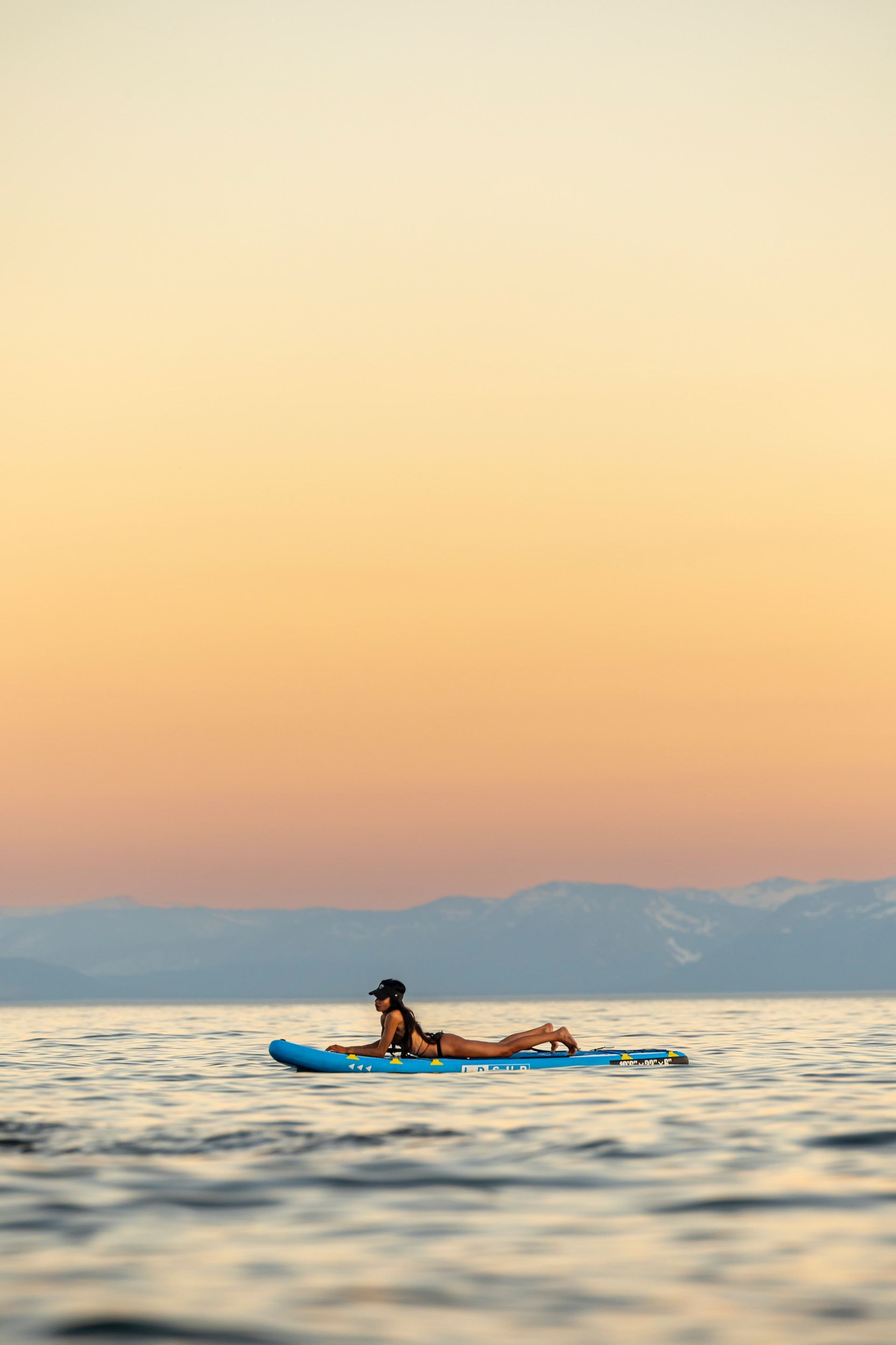 1920x2880, 201 Kb / Озеро, горы, кепка, доска, сапборд, sup